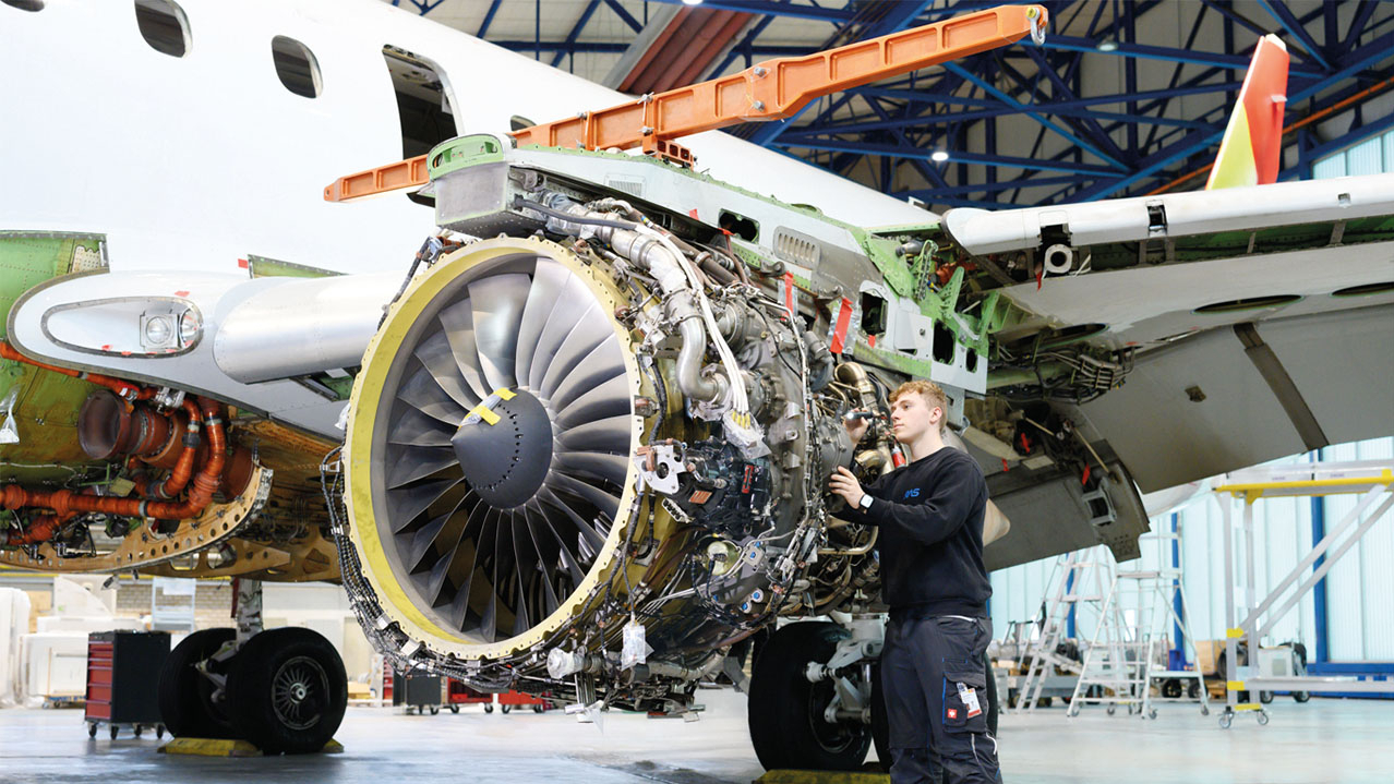 Junger Mann arbeitet an einem Flugzeug