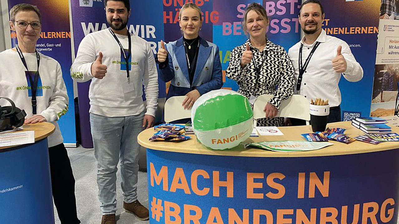 Gruppenfoto an einem Messestand