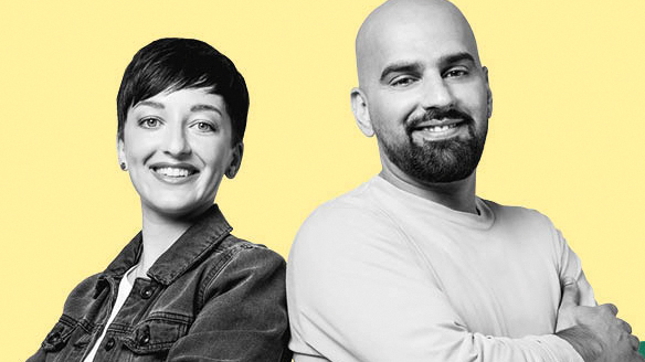 Kampagnenbild Mann und Frau stehen Rücken an Rücken und lächeln in die Kamera