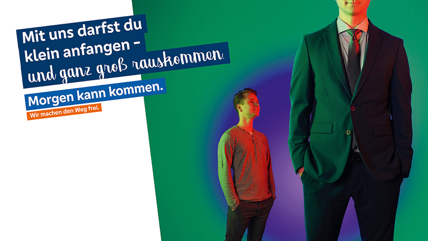 Graphik mit dem Satz: Mit uns darfst du klein anfangen - und ganz groß rauskommen. Morgen kann kommen. Wir machen den Weg frei. Foto eines kleinen Mannes der auf einen sehr großen schaut