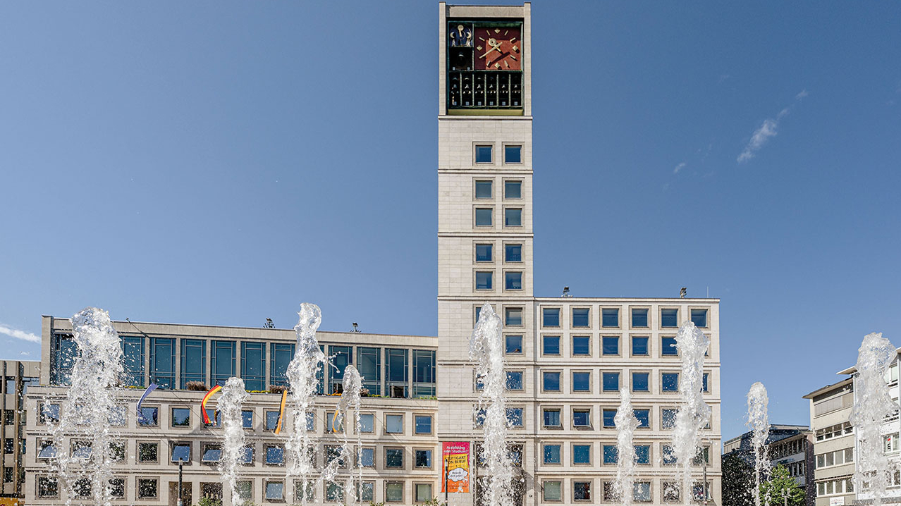 Ansicht des Rathauses mit Springbrunnen im Vordergrund