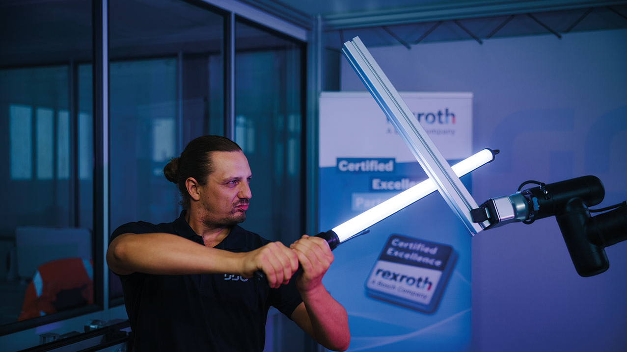 Ein Mann kämpft, als hätte er ein Laserschwert in den Händen.