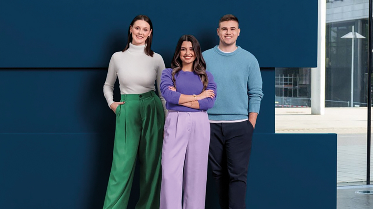 Gruppenbild vor dunkelblauen Hintergrund