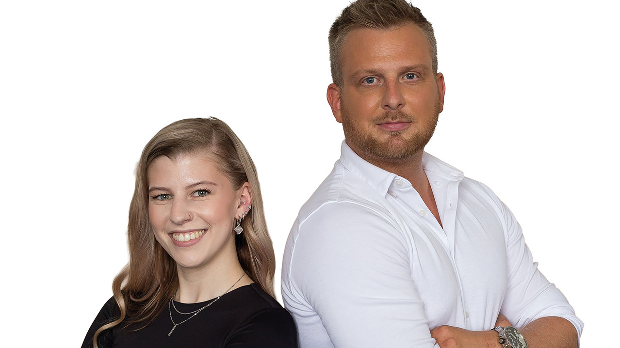 Porträtbild: Junge Dame mit längeren Haaren, blauen Fingernägeln und junger Herr in weißem Hemd 