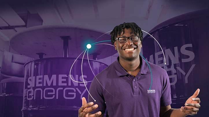 junger Mann lächelt in die Kamera