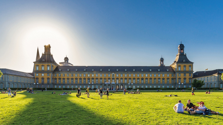 Blick vom Bonner Hofgarten auf das Universitätsgebäude im Herzen von Bonn