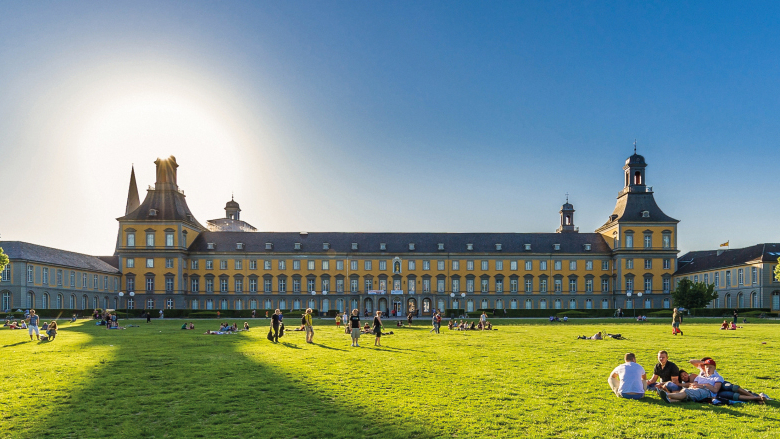 Blick vom Bonner Hofgarten auf das Universitätsgebäude im Herzen von Bonn