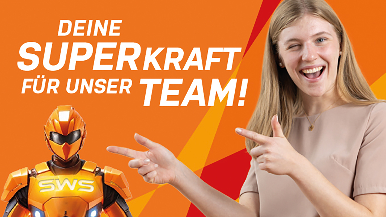 Werbekampagne: Junge Dame zeigt zwinkernd auf ein oranges Energiemännchen.