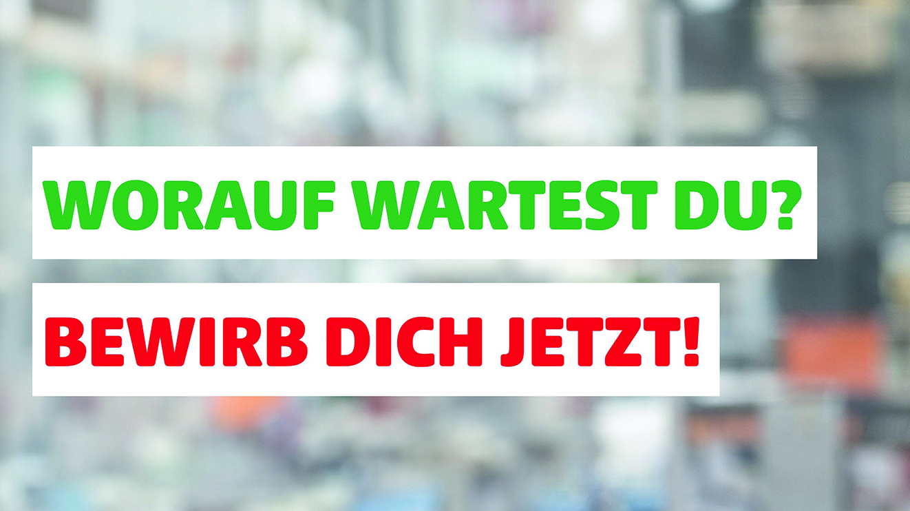 Werbekampagne "Worauf wartest du? Bewirb dich jetzt! Junger Mann mit rotem Poloshirt lacht in die Kamera