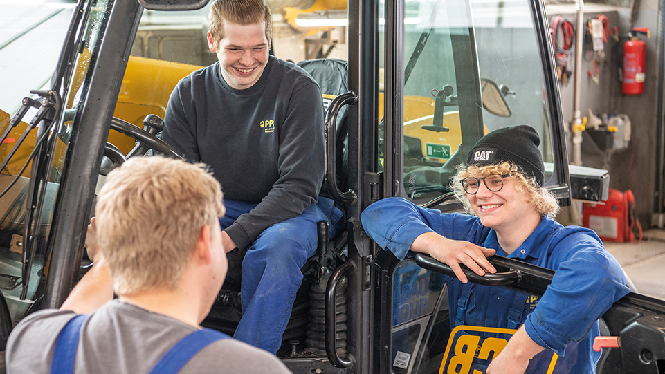 Mitarbeitende im Gespräch