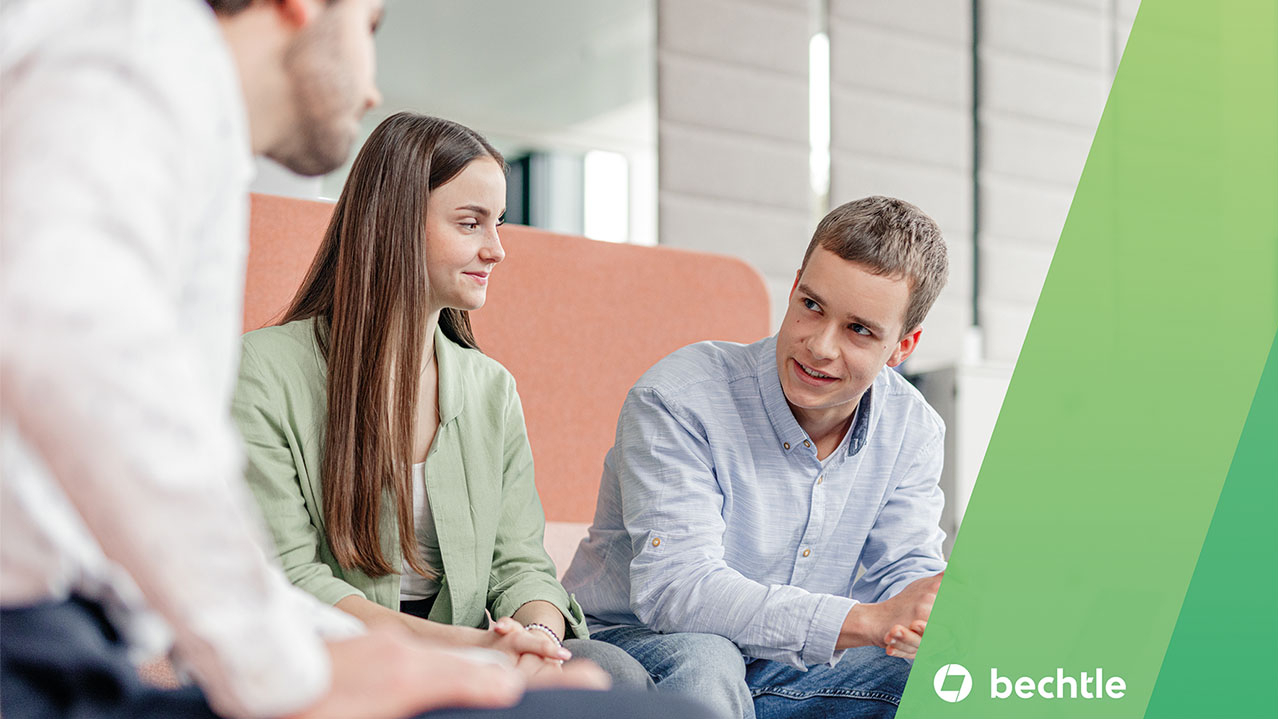 Drei Personen sitzen zusammen und unterhalten sich. Rechts: Logo der Bechtle GmbH Bodensee auf grünem Hintergrund.