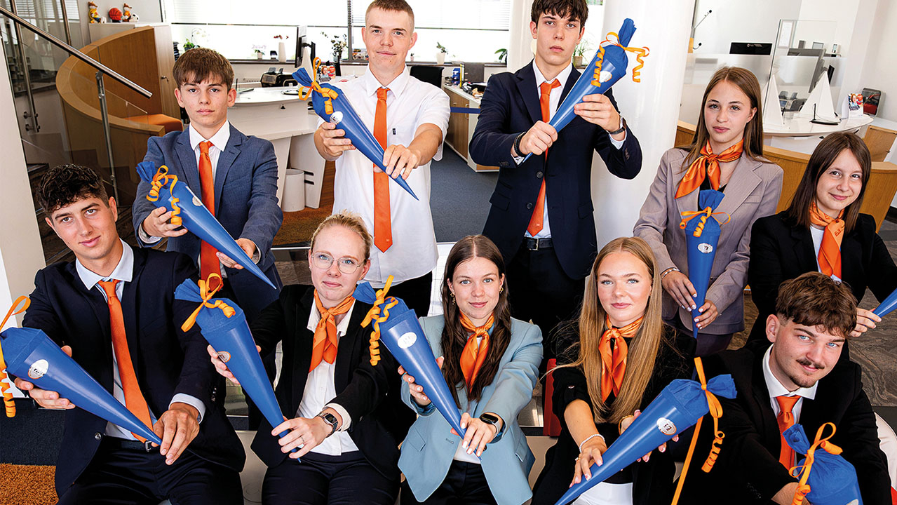 Gruppenbild von Auszubildenen mit kleinen Zuckertüten