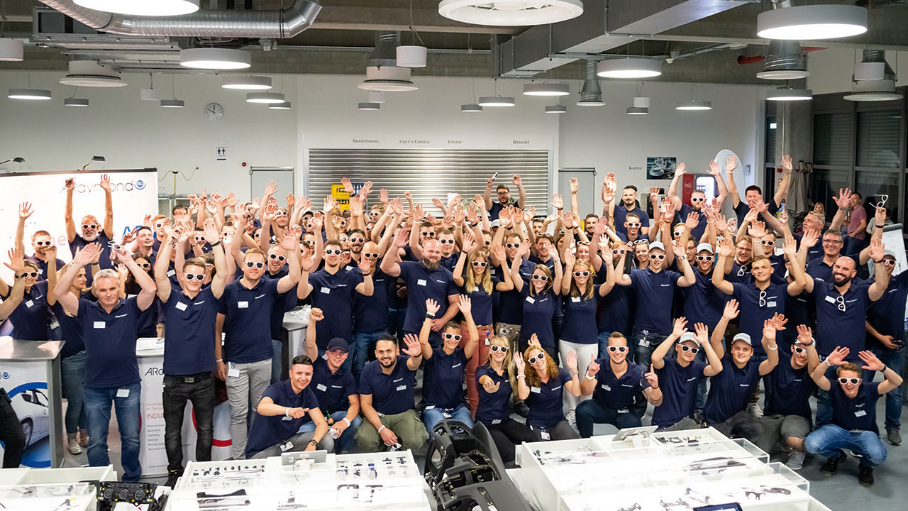 Teamfoto der ca. 100 Auszubildenden der A. Raymond GmbH & Co. KG