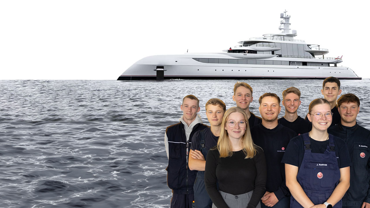 Montage: Eine Gruppe junger Menschen vor einer Yacht auf See. 