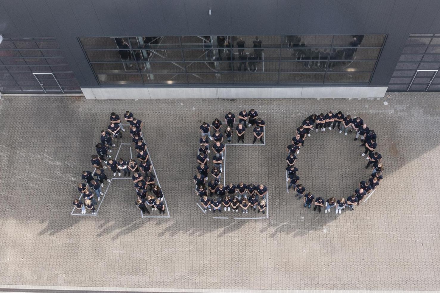 ACO-Schriftzug von Mitarbeitern gebildet als Luftbild