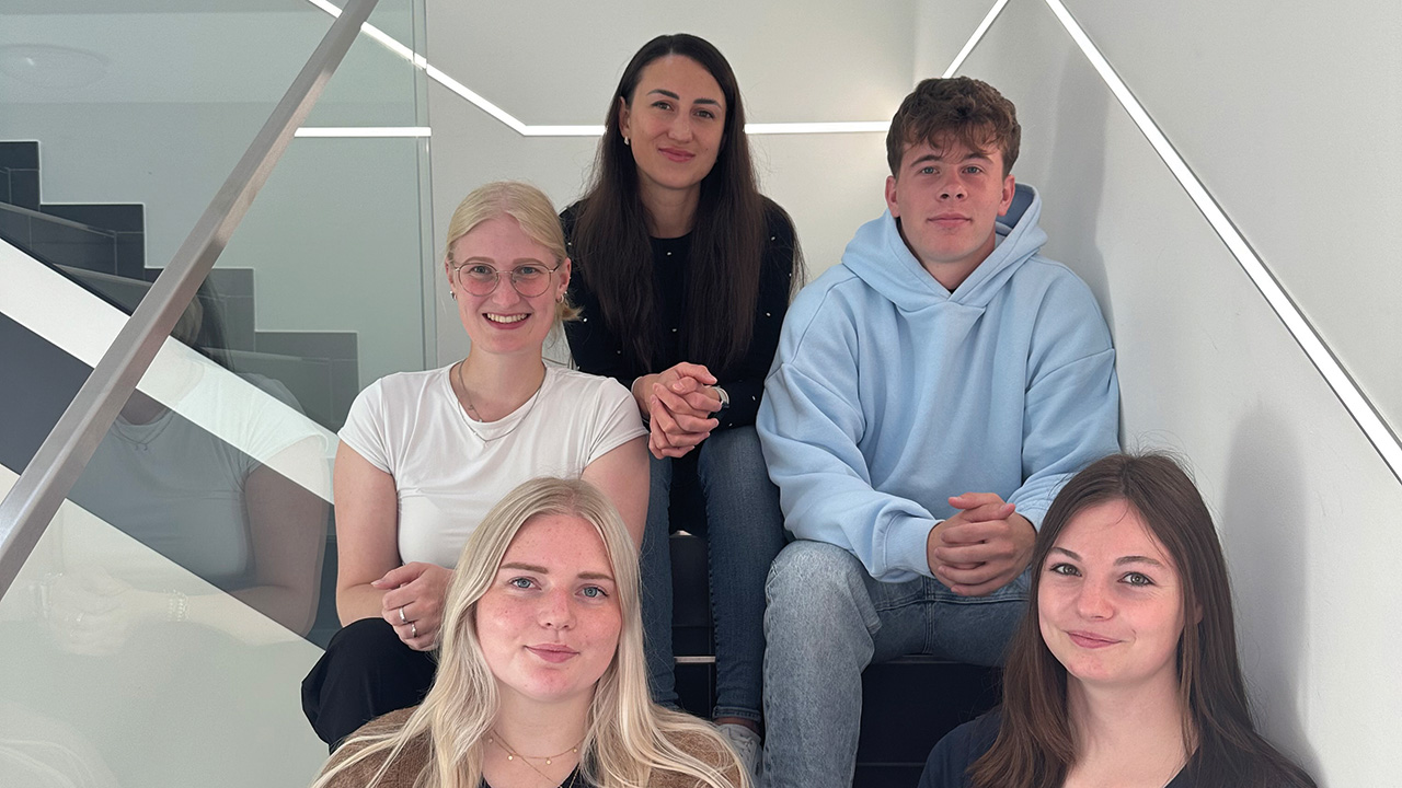 5 junge Menschen auf einer Treppe