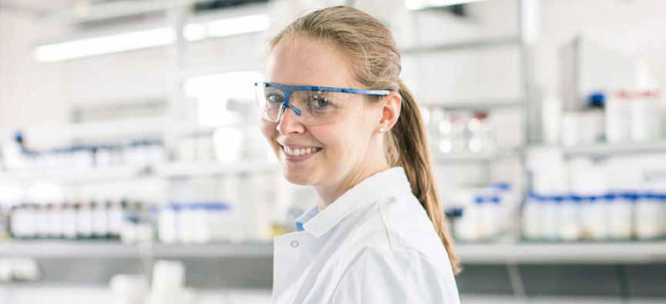 Auszubildende zur Chemielaborantin bei der Actega DS GmbH