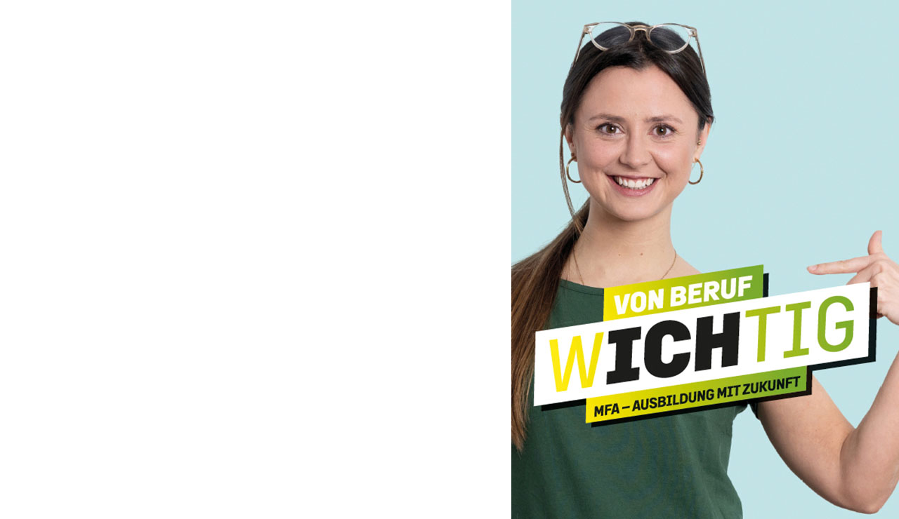 Frau mit Spruchband; Von Beruf WICHTIG – MFA-Ausbildung mit Zukunft