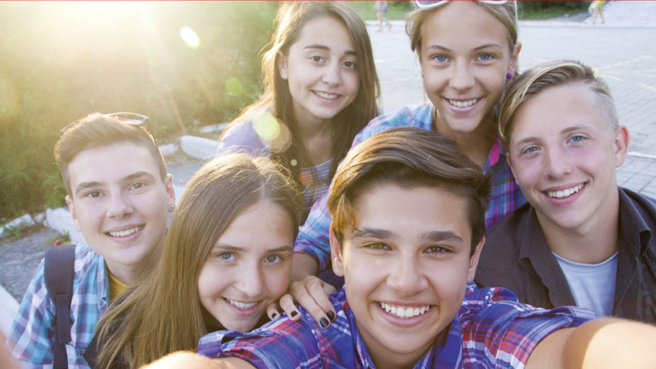 Sechs Personen lächeln in die Kamera.