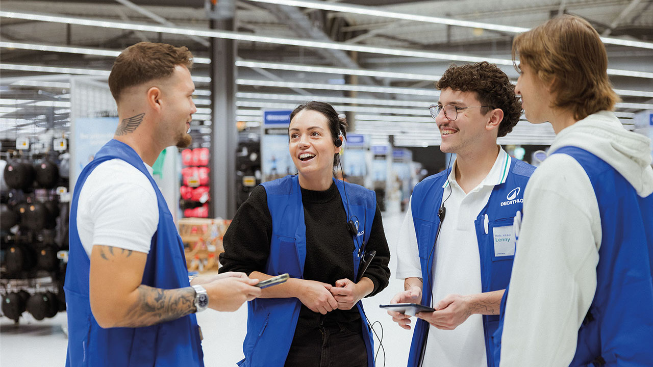 Mitarbeitende von Decathlon in der Filiale