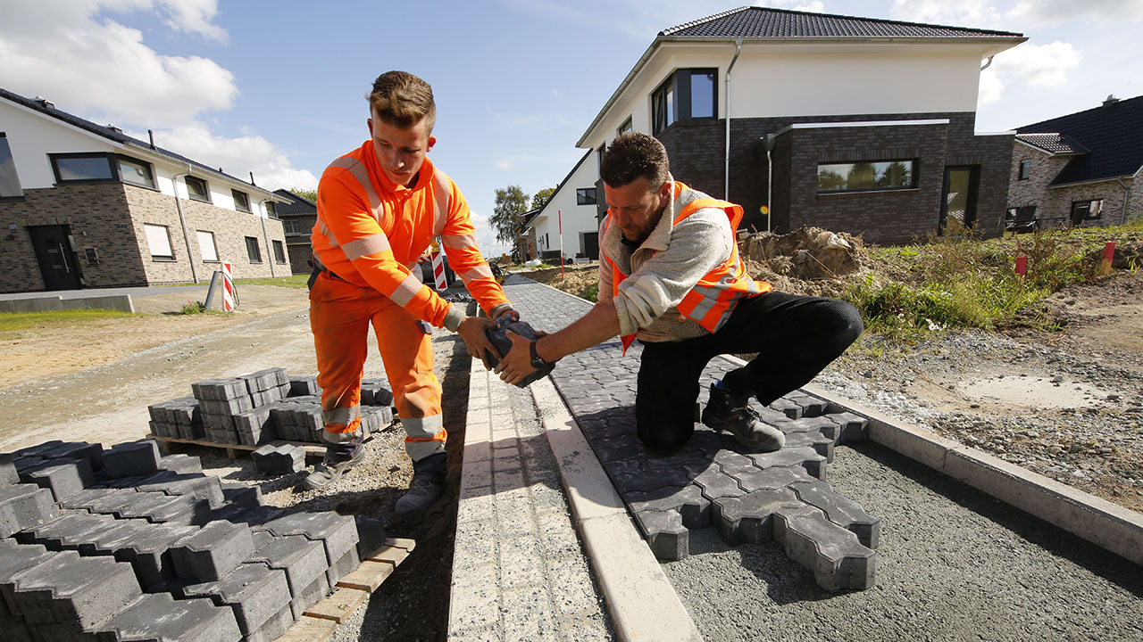 Zwei Mitarbeitende im Straßenbau