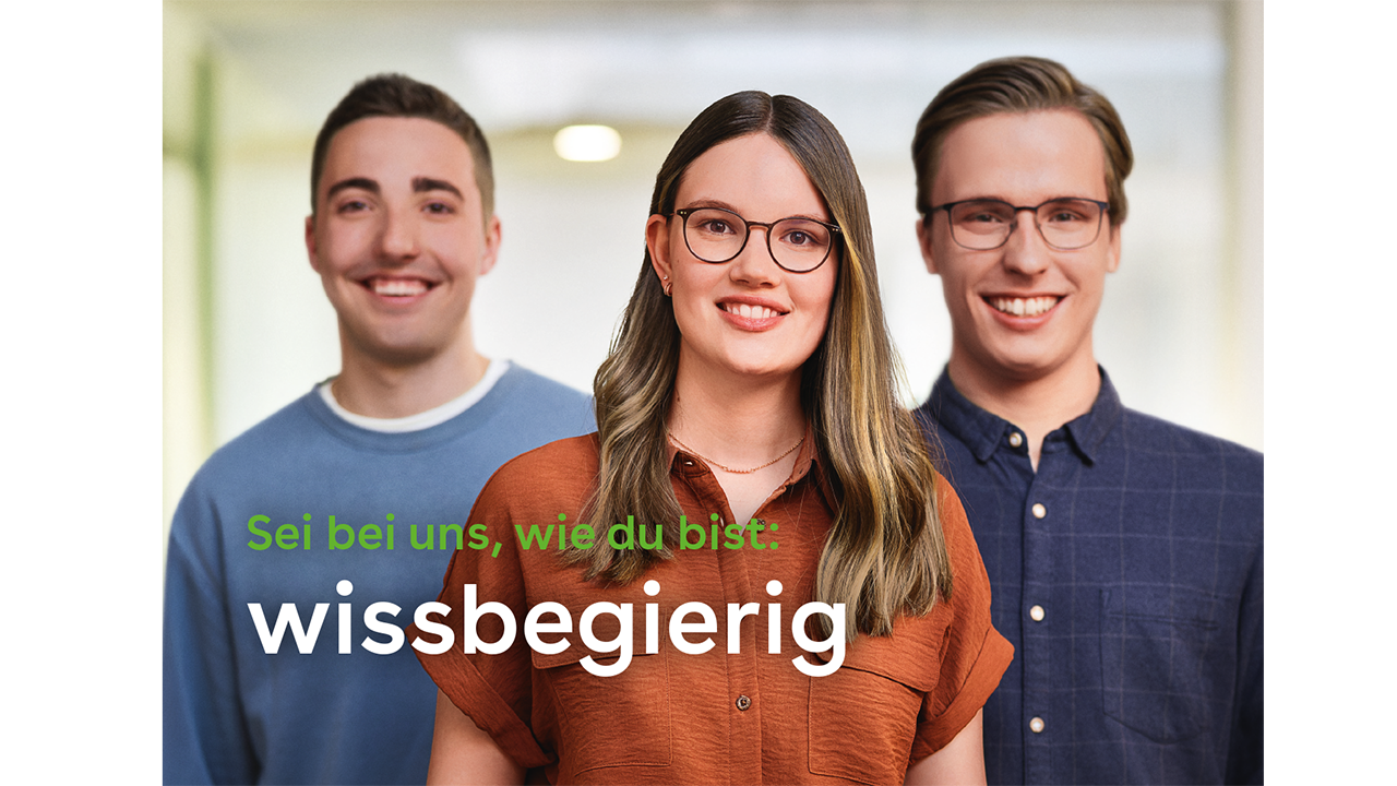 Drei Menschen schauen in die Kamera. Darüber steht der Spruch:"Sei bei uns , wie du bist: wissbegierig"