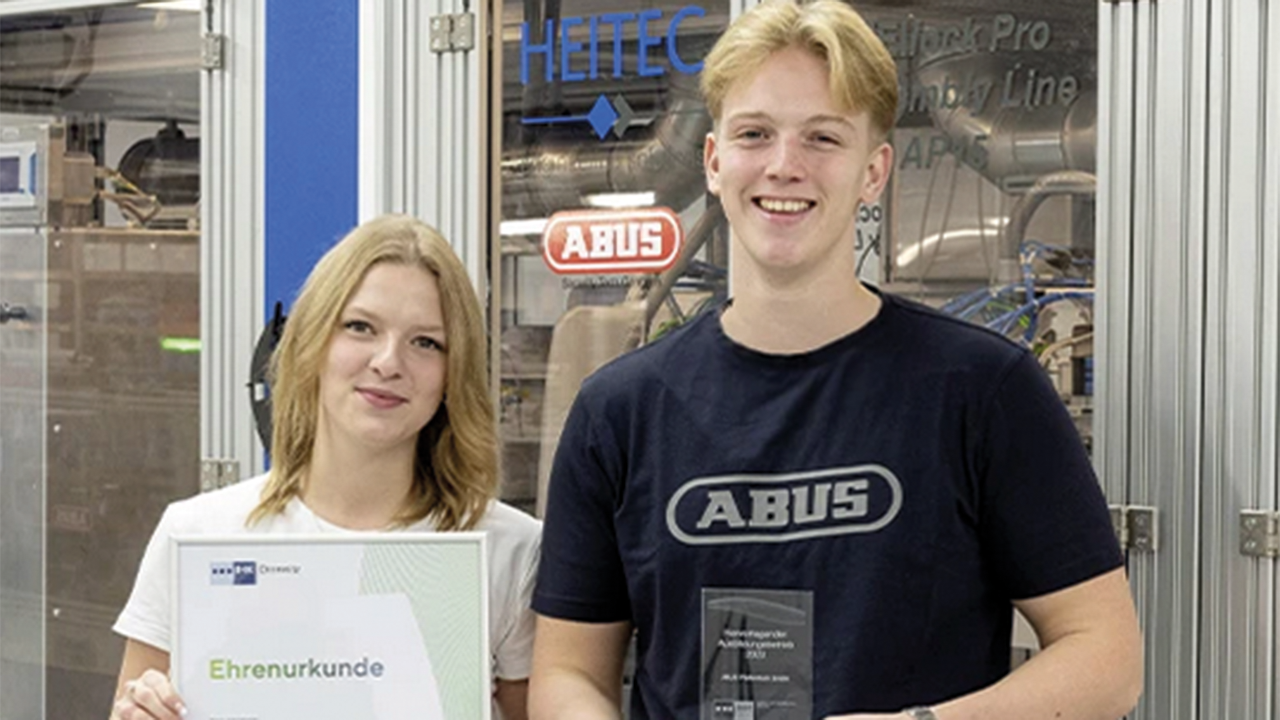 Foto von zwei preisgekrönten Auszubildenden 