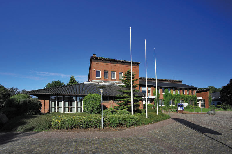 Amtsgebäude des Amtes Geltinger Bucht bei Sonnenschein