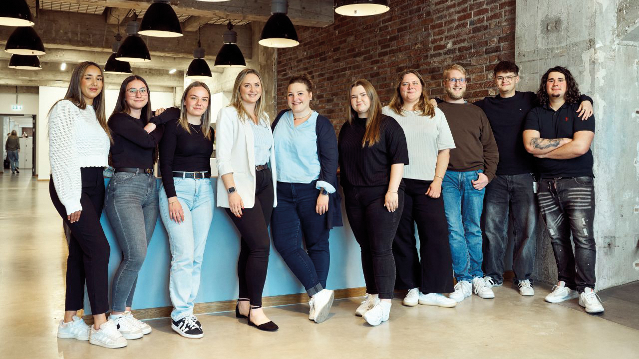 Gruppenbild von jungen Mitarbeitenden