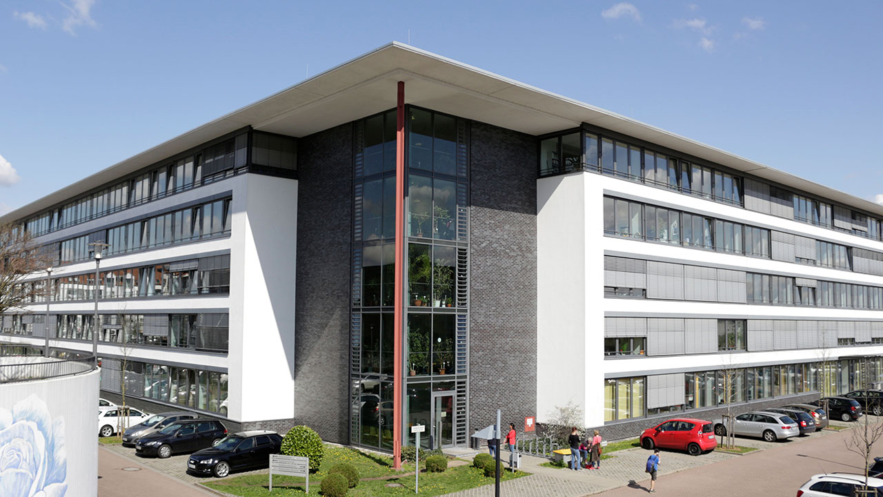 Kreisgebäude von außen zu sehen. 