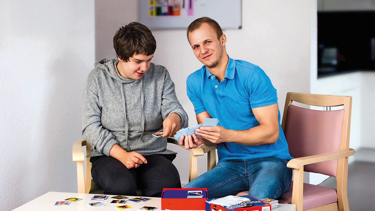 Zwei Menschen spielen Uno
