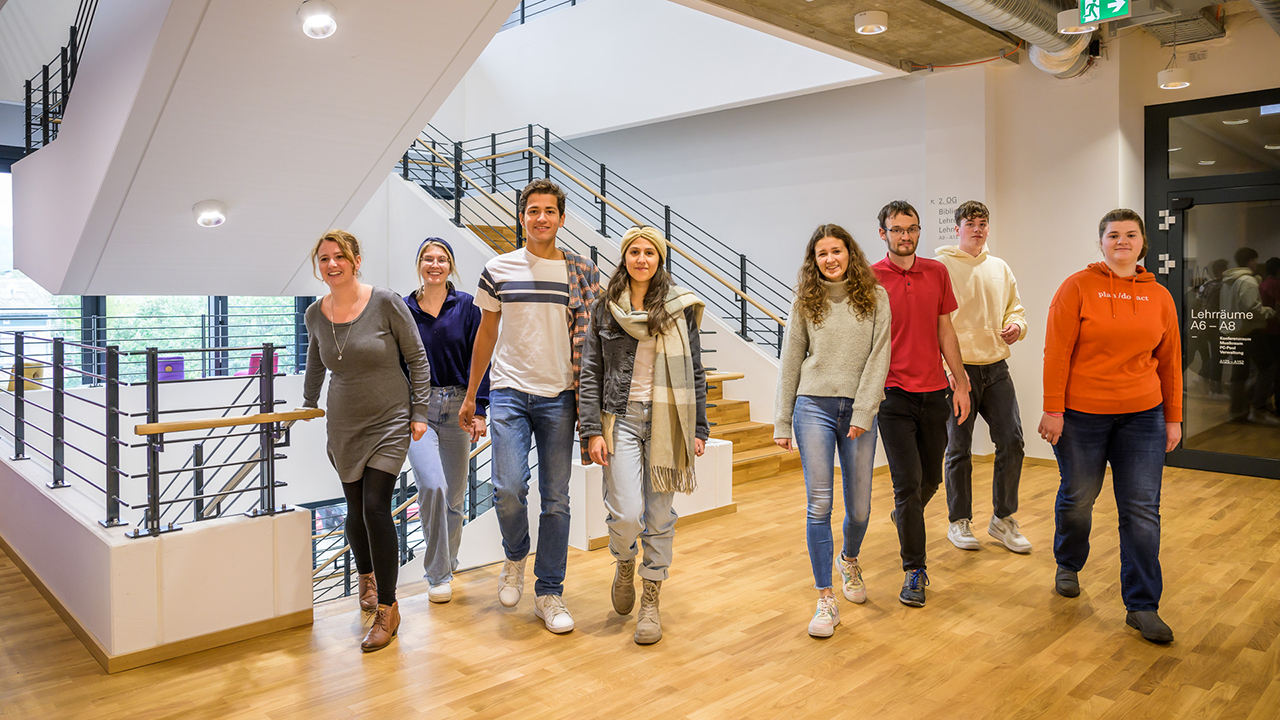 Gruppe von Studierenden in einem hellen Flur der Hochschule