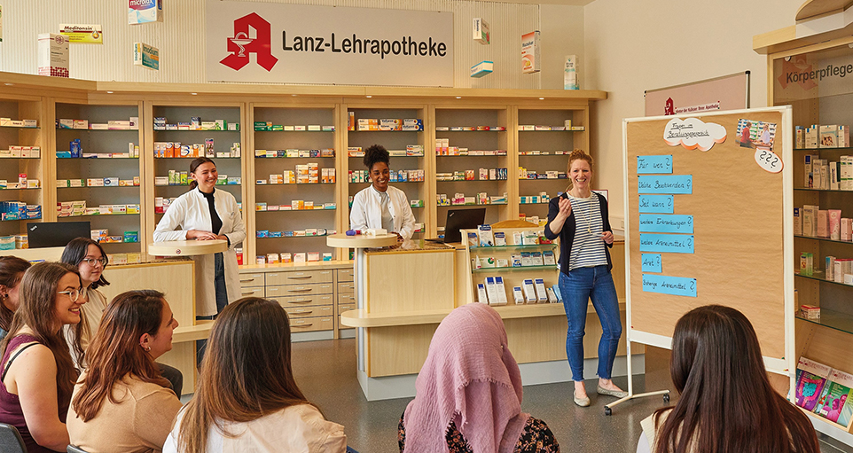 Lehrkraft erklärt in der Lanz-Lehrapotheke