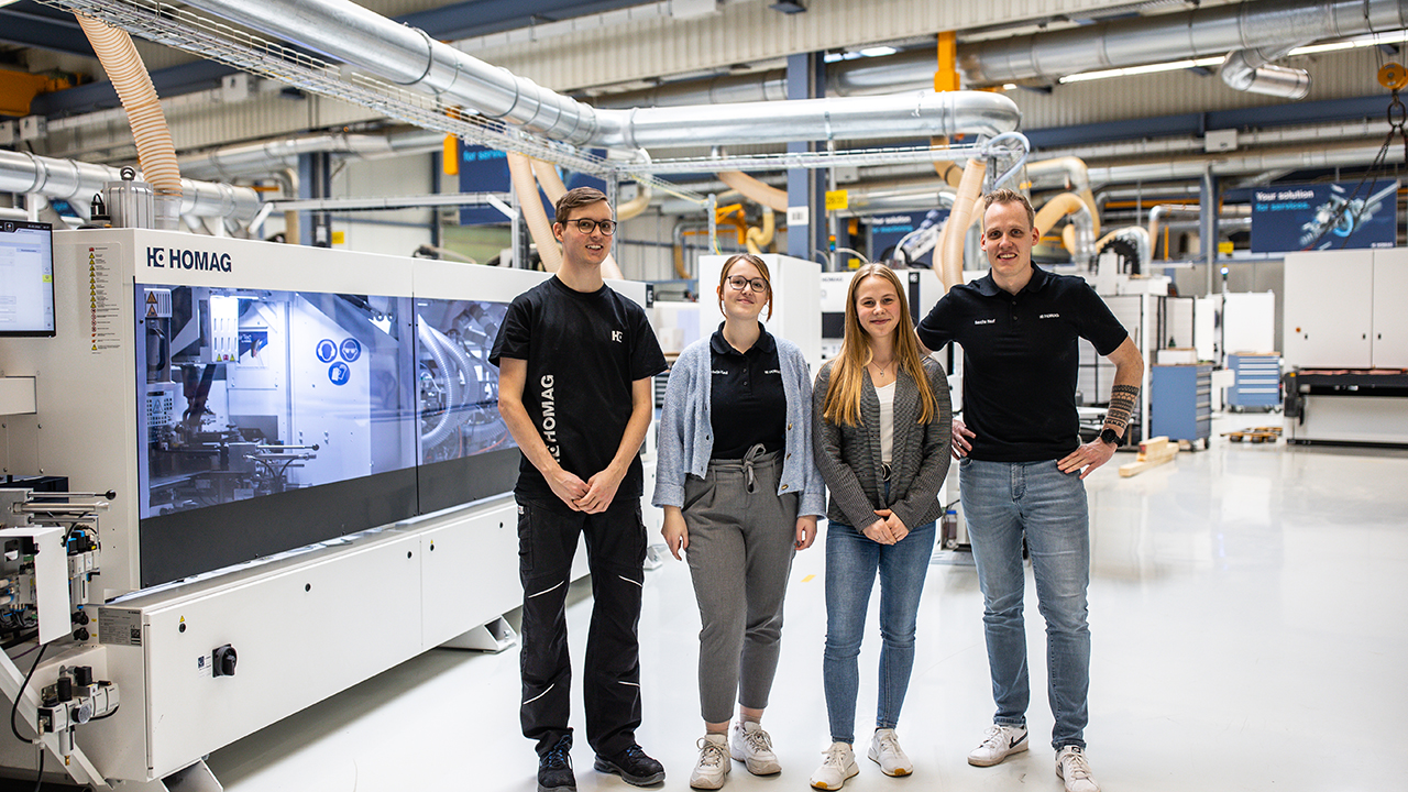 4 Auszubildende in der Werkhalle