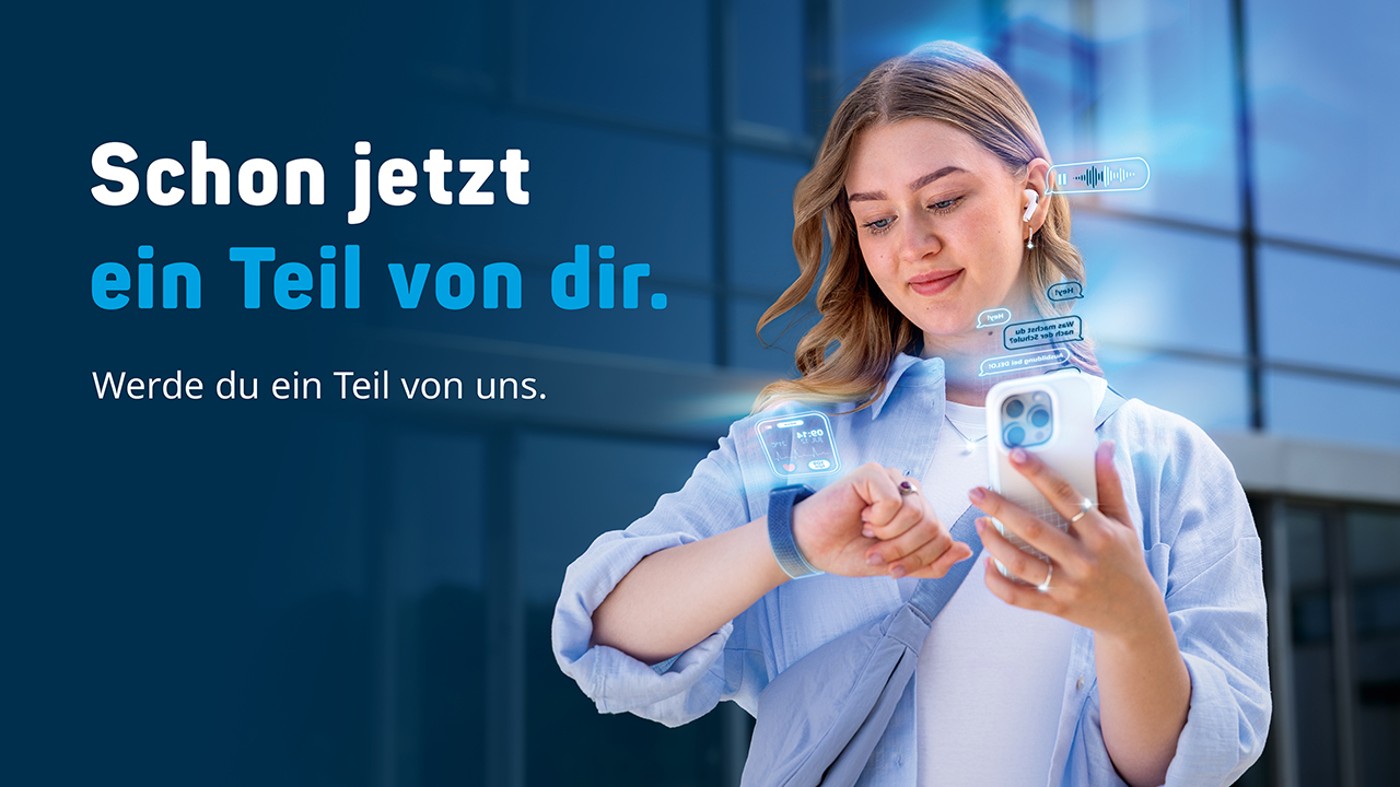 Kampagnenbild. Junge Frau hält ein Smartphone in der Hand und schaut auf ihre Smartwatch. "Schon jetzt ein Teil von dir. Werde du ein Teil von uns."