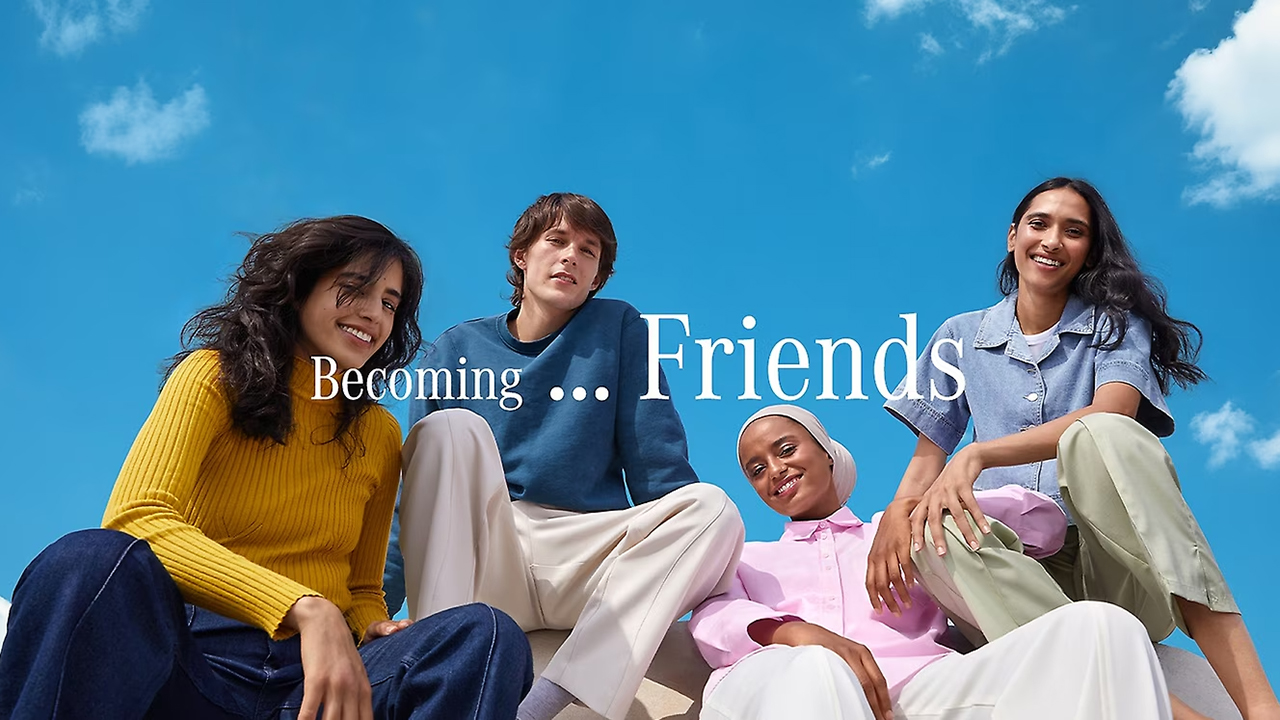 Vier Menschen schauen in die Kamera. Es ist aus der Froschperfektive fotografiert. Im Hintergrund sieht man blauen Himmel. Im Vordergrudn steht "Becoming ... Friends"