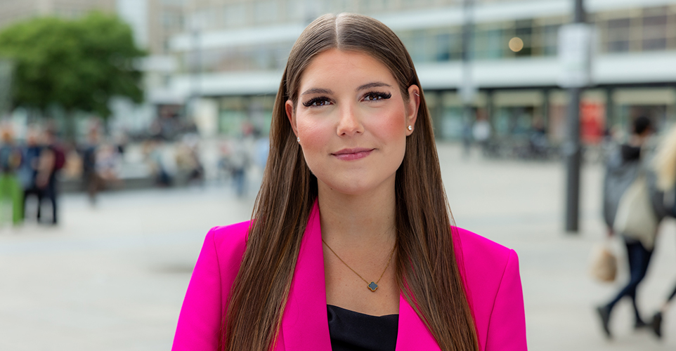 Porträt einer jungen Frau in Fußgängerzone