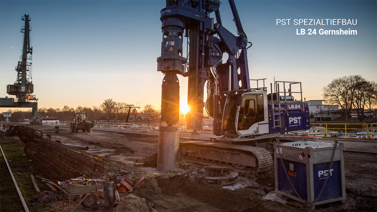 Baumaschine vor Sonnenuntergang