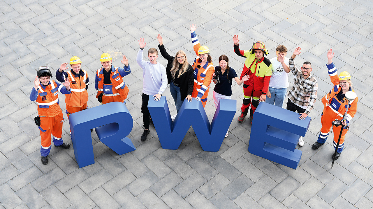 Gruppenbild vor RWE Buchstsaben