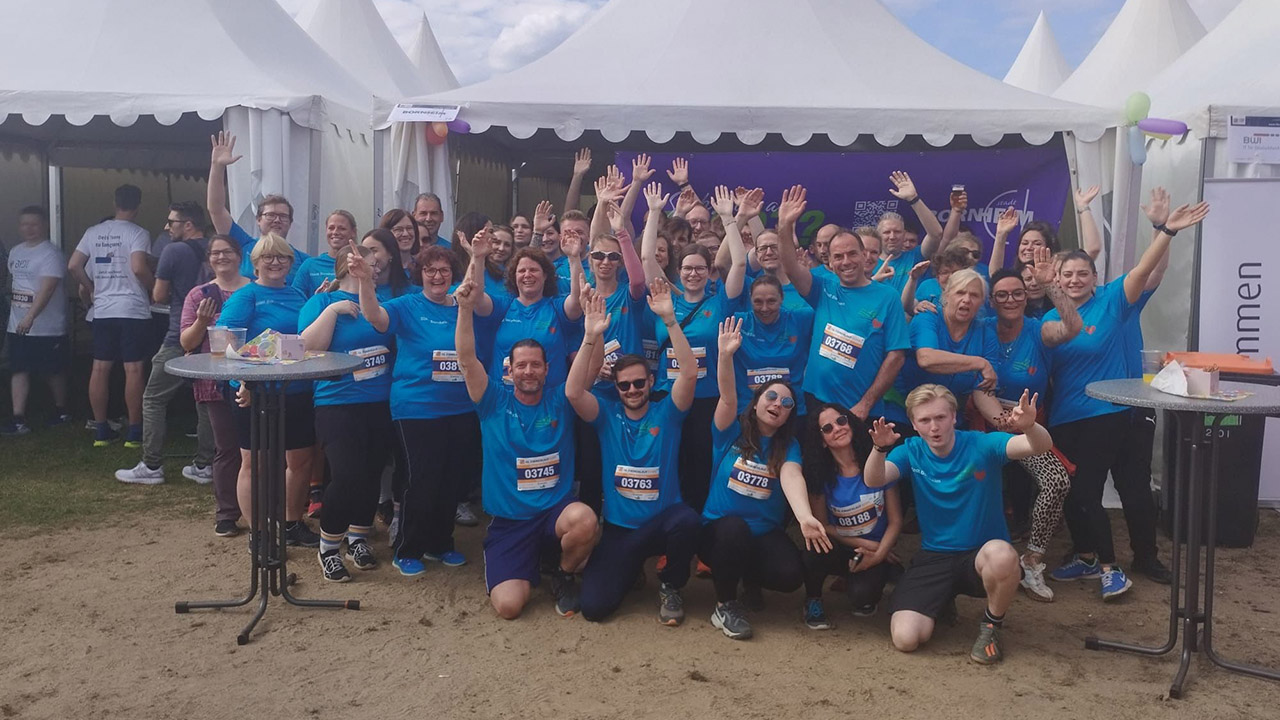 Gruppenbild von Mitarbeitenden bei einem Sportevent