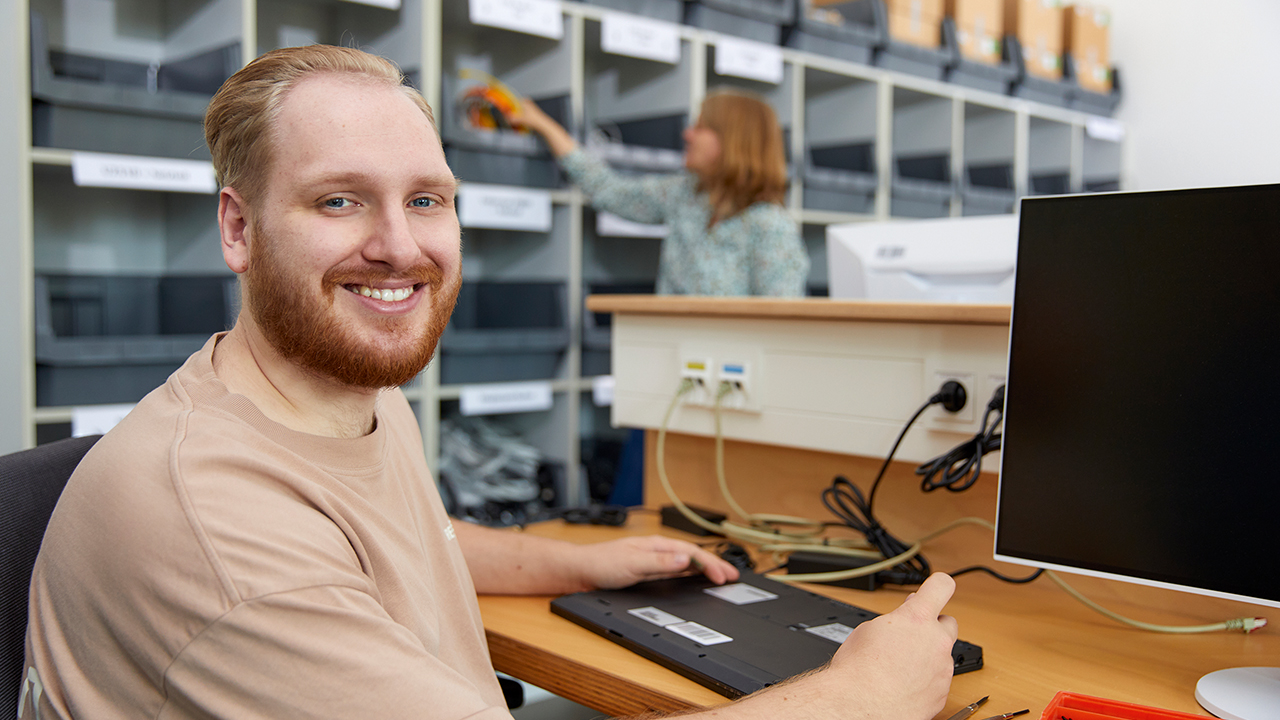 Mitarbeiternder bei der Arbeit in der Werkstatt