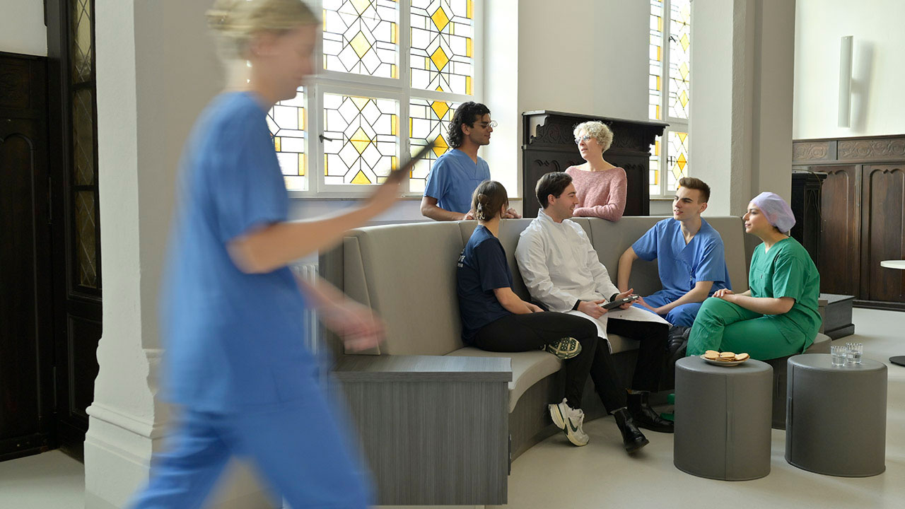 Eine Gruppe Personen unterhält sich.