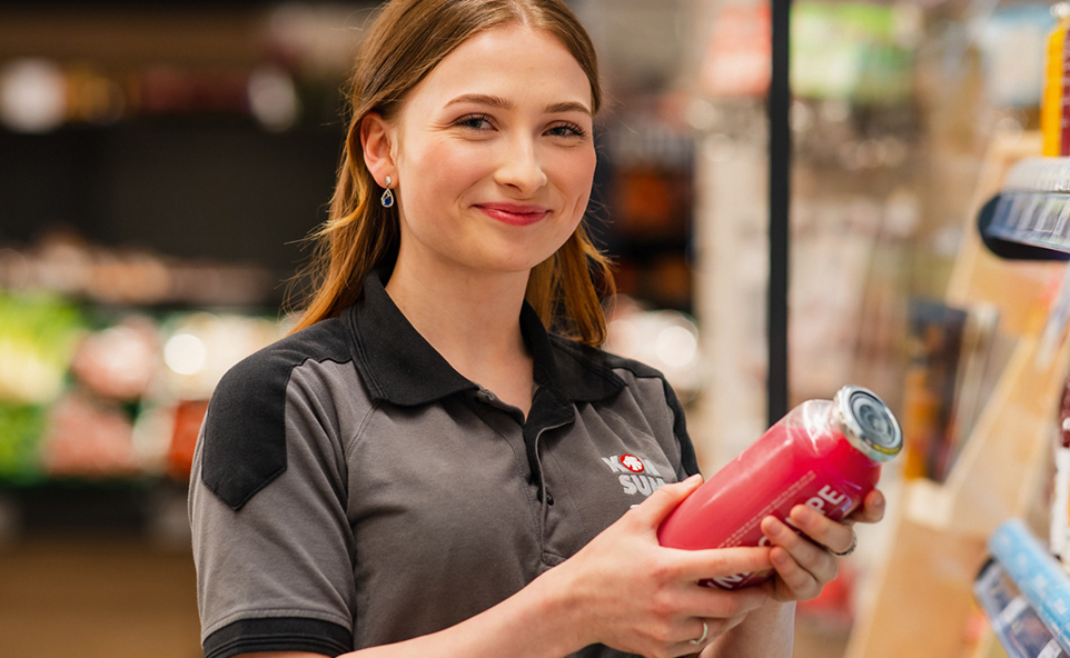 Junge Auszubildende bei ihrer Arbeit im Konsum Dresden.