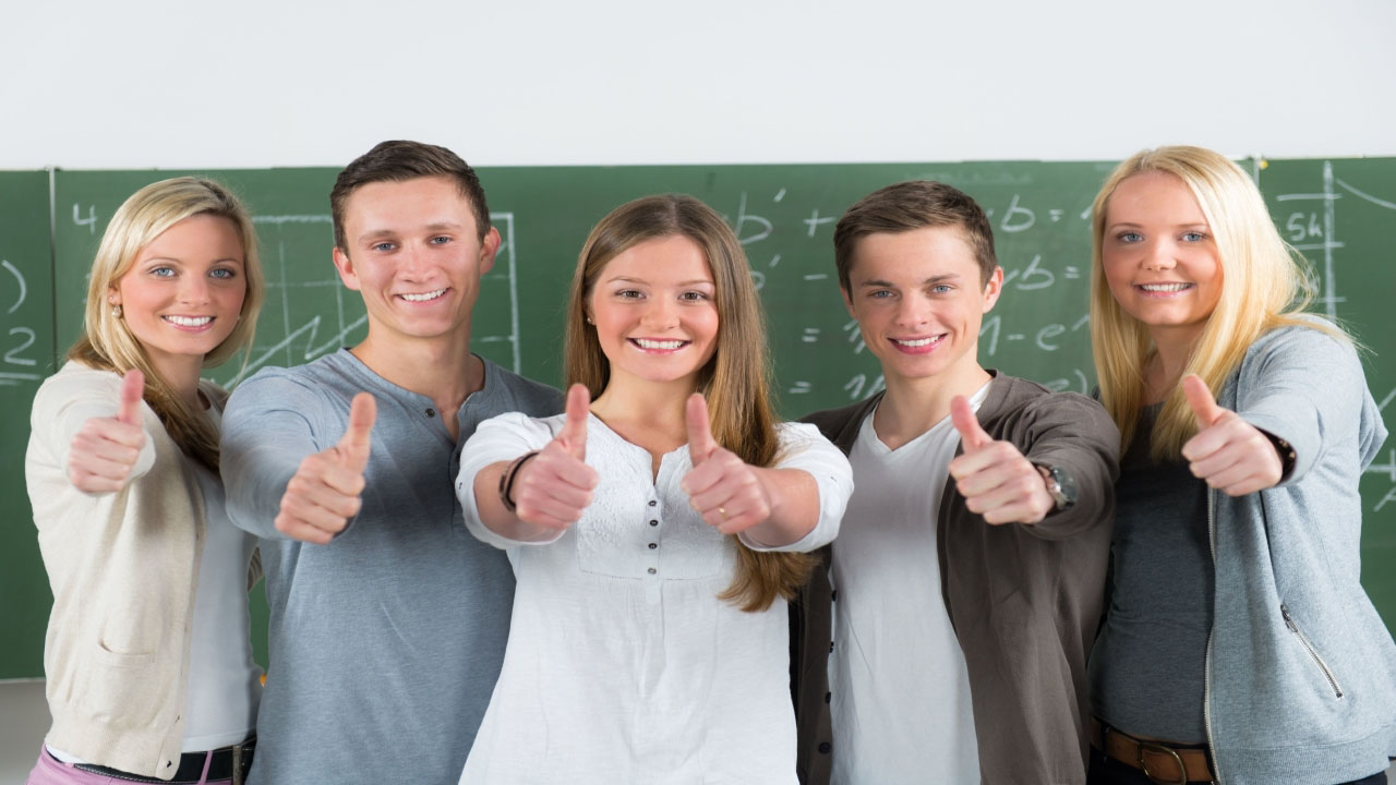 Junge Menschen mit Daumen hoch