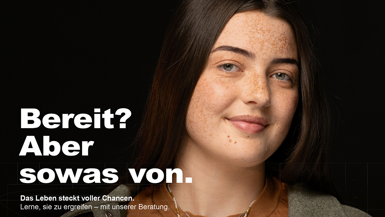 Junge Person mit langen Haaren und Sommersprossen vor einem dunklen Hintergrund, Bildaufschrift: Bereit? Aber sowas von.