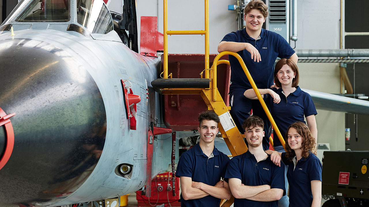 Azubis vor Flugzeug