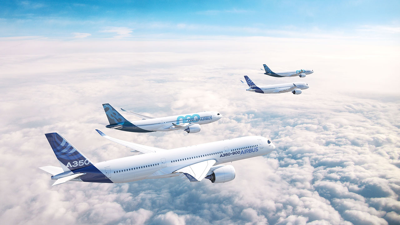 Vier Airbus in der Luft über den Wolken