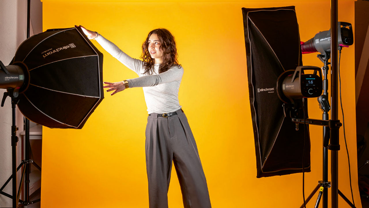 Junge Person richtet die Beleuchtung in einem Fotostudio aus
