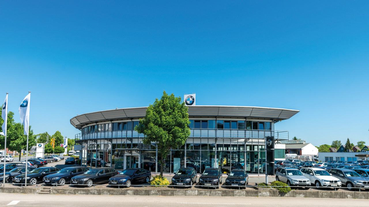 Gebäude des Autohauses vor blauem Himmel
