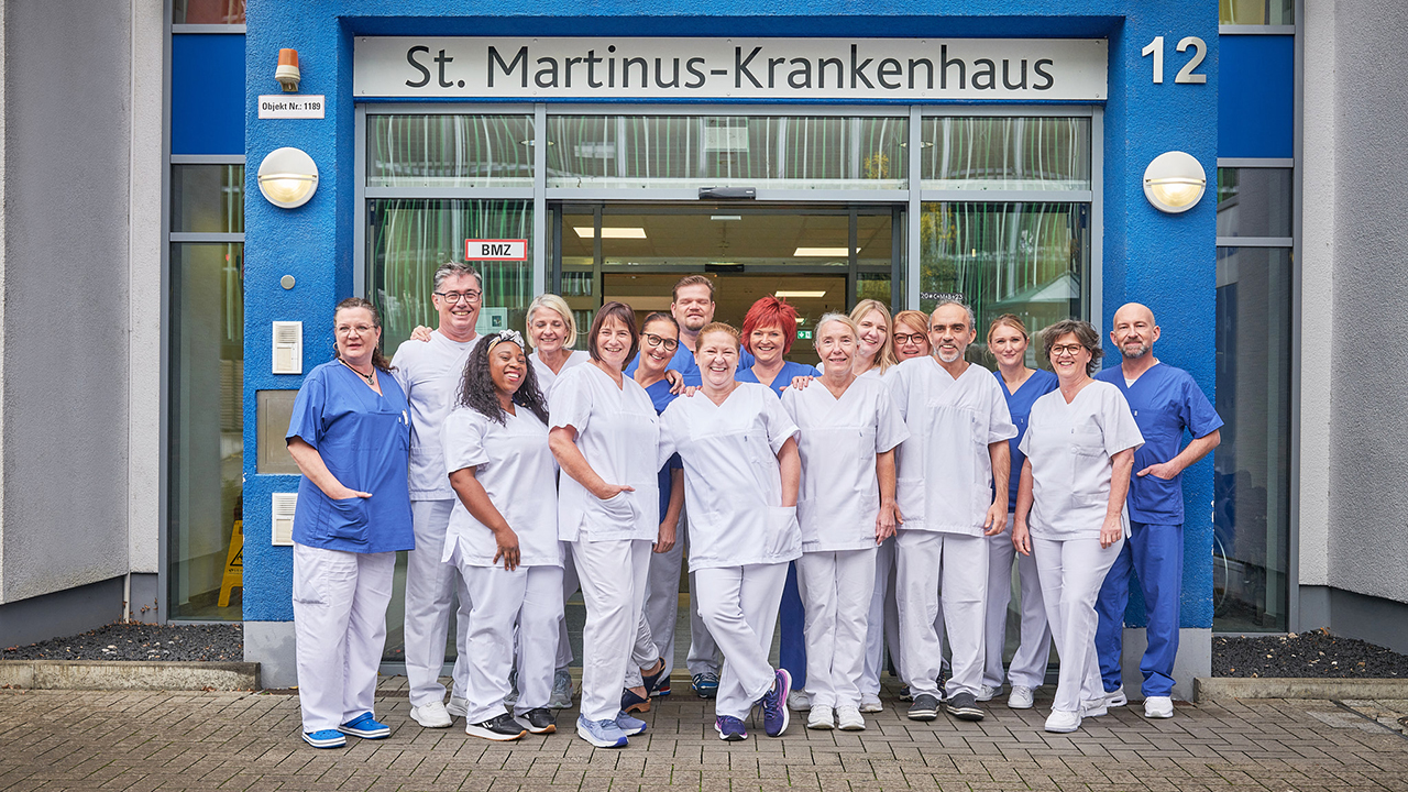 Gruppenbild vor dem Eingang zum St. Martinus-Krankenhaus